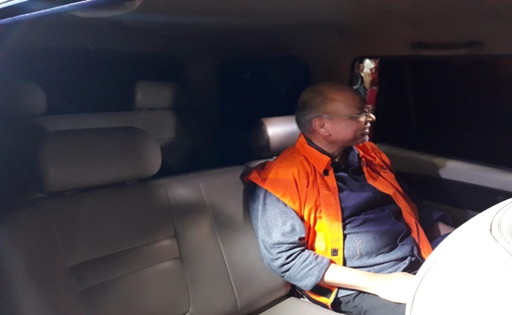 Bupati Malang dalam mobil tahanan KPK