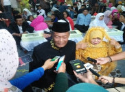 Kesan Semringah Pasangan Tertua Saat Jalani Nikah Massal 