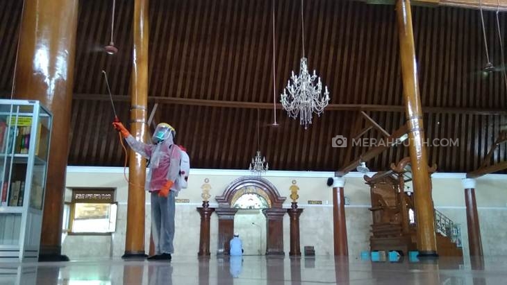 Takmir Masjid Agung Keraton Kasunanan Surakarta Hadiningkrat melakukan penyemprotan masjid dengan disinfektan, Kamis (4/6). (MP/Ismail)