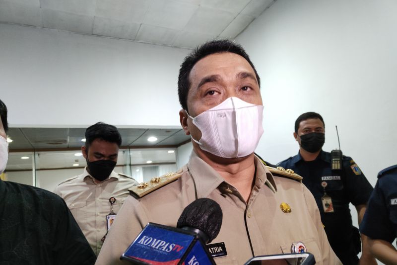 Wakil Gubernur DKI Jakarta Ahmad Riza Patria memberikan penyataan di Balai Kota Jakarta, Kamis malam (1/12/2021). (ANTARA/Ricky Prayoga)