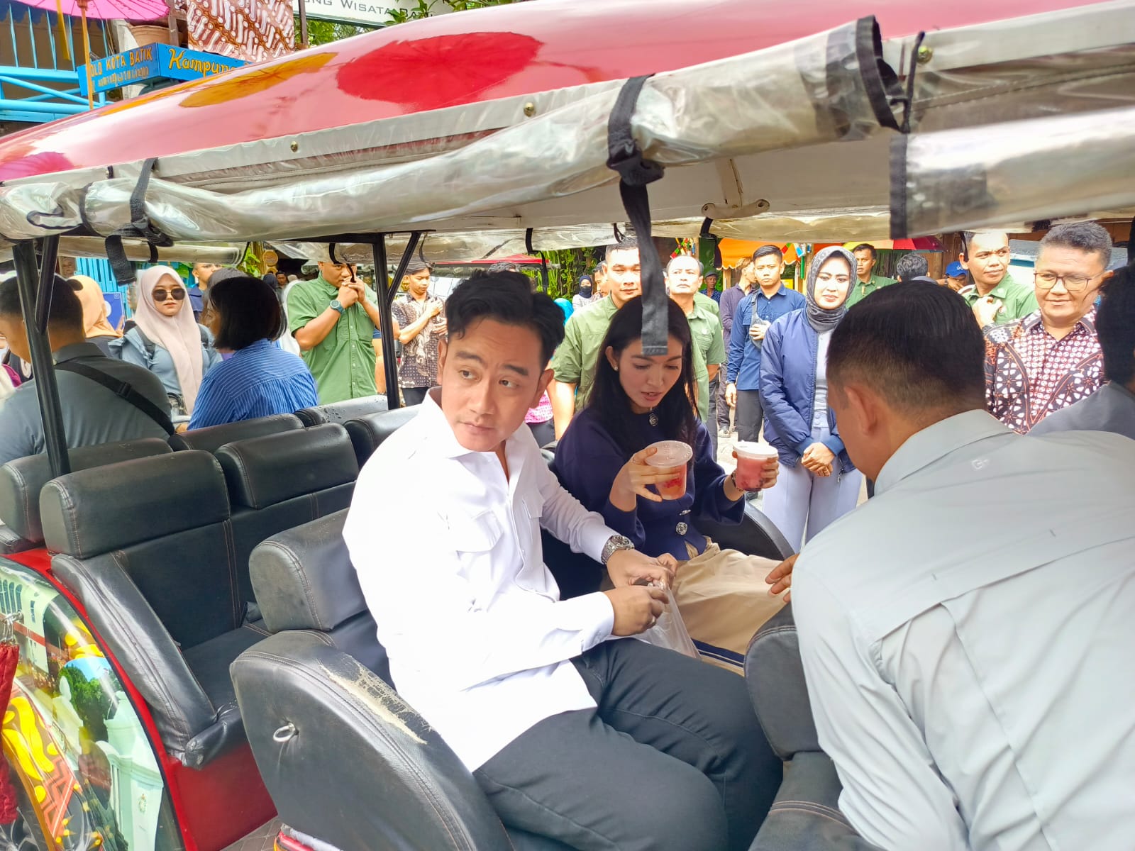 Wakil Presiden RI, Gibran Rakabuming Raka dan istrinya, Selvi Ananda, berkunjung ke Kampung Wisata Batik Kauman, Kecamatan Pasar Kliwon, Solo, Minggu (23/2).