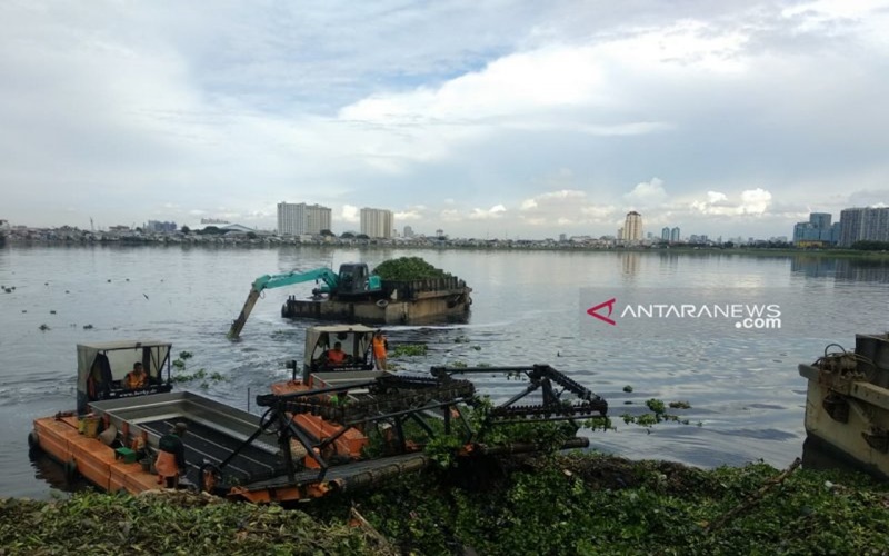 Pengerukan Waduk Pluit di Jakarta Utara