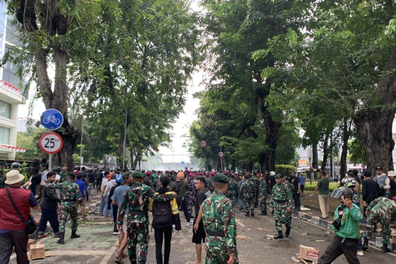 Dikawal TNI, Massa Pengepung Mako Brimob Kwitang Bersedia Mundur ke Arah Flyover Senen