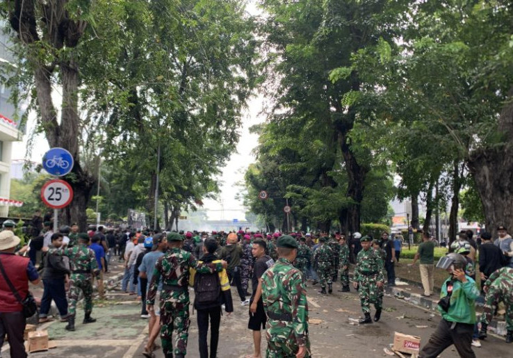 Dikawal TNI, Massa Pengepung Mako Brimob Kwitang Bersedia Mundur ke Arah Flyover Senen