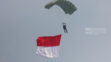 Atraksi Terjun Payung Meriahkan Peringatan HUT ke-79 TNI di Monas 
