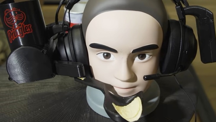 Pringles Hadirkan Headset Gaming yang Bisa Memberi Makan Otomatis