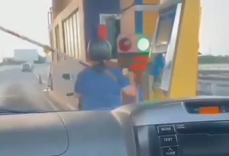 Emak-emak Viral Naik Motor Masuk Tol Angke Didenda Rp1,5 Juta