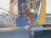 Emak-emak Viral Naik Motor Masuk Tol Angke Didenda Rp1,5 Juta