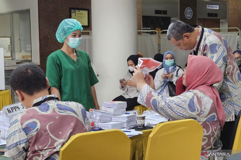 Semangat Tenaga Kesehatan dan Pasien Nyoblos Pemilu 2024