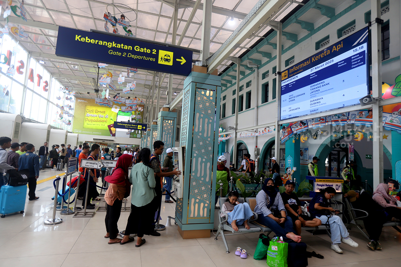 Suasana Arus Mudik Penumpang Kereta Api di Stasiun Pasar Senen H-4 Lebaran