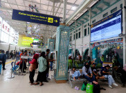 Suasana Arus Mudik Penumpang Kereta Api di Stasiun Pasar Senen H-4 Lebaran