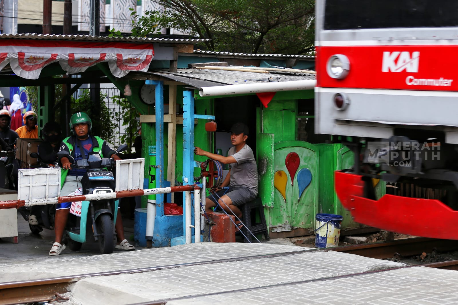 Swadaya Warga Jaga Perlintasan Sebidang Khusus Motor di Tebet Timur Dalam Jakarta