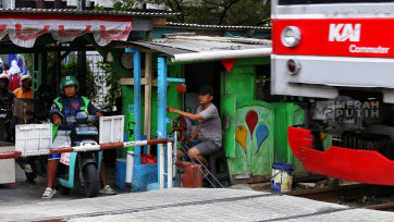 Swadaya Warga Jaga Perlintasan Sebidang Khusus Motor di Tebet Timur Dalam Jakarta