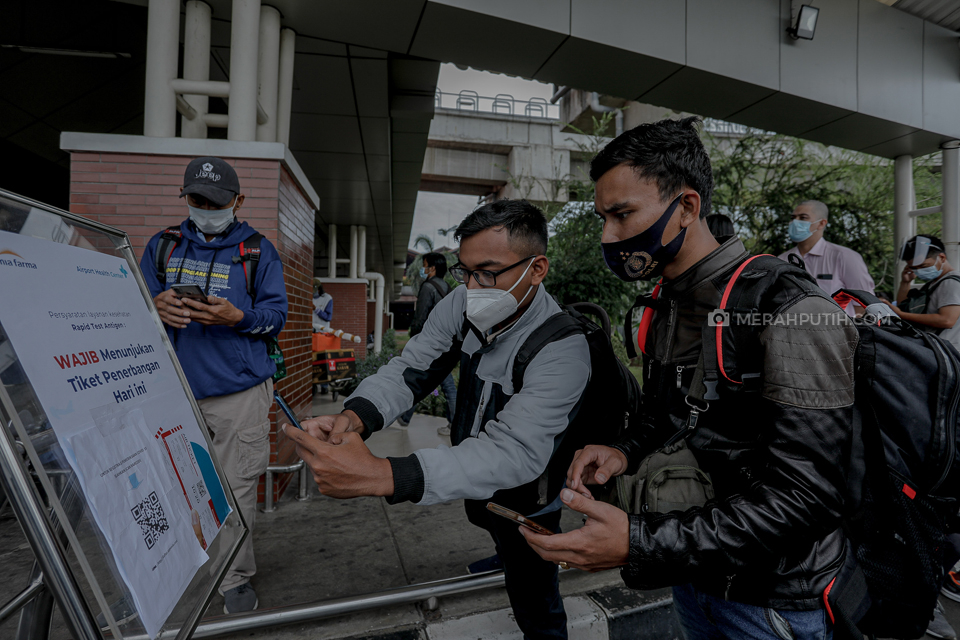Scan QR code sebelum melakukan rapid test antigen dan PCR di Bandara Soekarno-Hatta, Kota Tangerang, Banten, (22/12/2020). (Foto: MP/Rizki Fitrianto)
