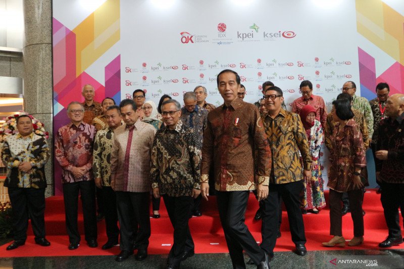 Presiden Joko Widodo di Pembukaan Perdagangan Bursa Efek Indonesia Tahun 2020 di gedung BEI Jakarta, Kamis (2/1) (ANTARA/Desca Lidya Natalia)