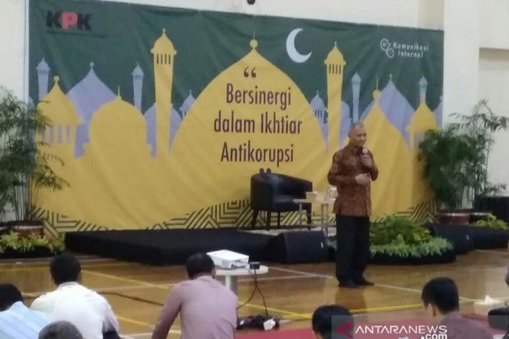 Ketua KPK Agus Rahardjo saat memberikan sambutan dalam acara "Silaturahmi Kebangsaan dan Doa Bersama" di gedung KPK, Jakarta, Rabu (20/11/2019). (Antara/Benardy Ferdiansyah)