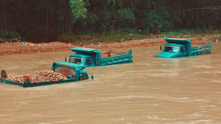 Tips Berkendara Aman saat Banjir