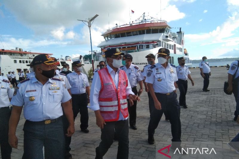 Menteri Perhubungan RI Budi Karya Sumadi saar mengecek persiapan pelabuhan dan kapal di Wakatobi yang bakal diresmikan Presiden Joko Widodo, Wakatobi, Rabu (8/6/2022) (ANTARA/Harianto)