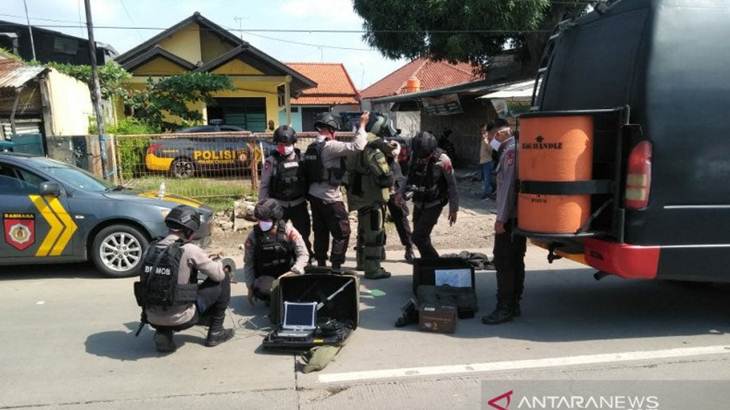 Benda Mirip Bom Gegerkan Warga Cikampek