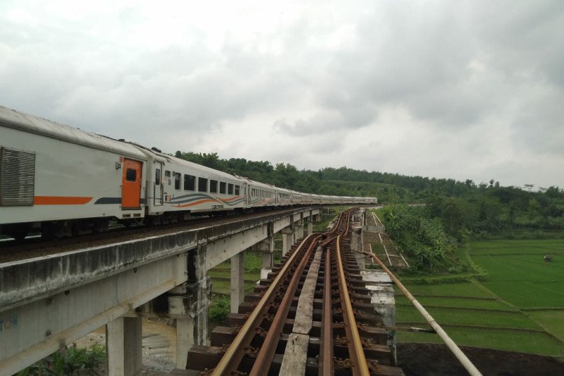 KA Bengawan relasi Pasarsenen-Purwosari saat melintas di Jembatan Nomor BH 1.120, Selasa (12/1/2021). ANTARA/HO-KAI Purwokerto