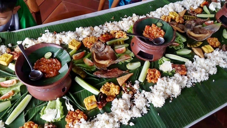 Kebiasaan ngeliwet orang Indonesia. (Foto: chestnuthillpa.com)