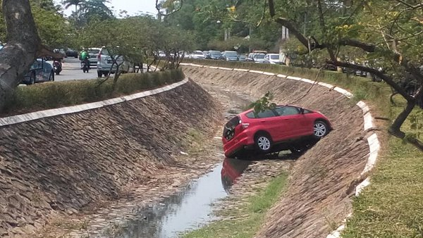 Mobil Wisatawan Terjun Bebas ke Kolam di Garut
