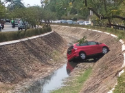 Mobil Wisatawan Terjun Bebas ke Kolam di Garut