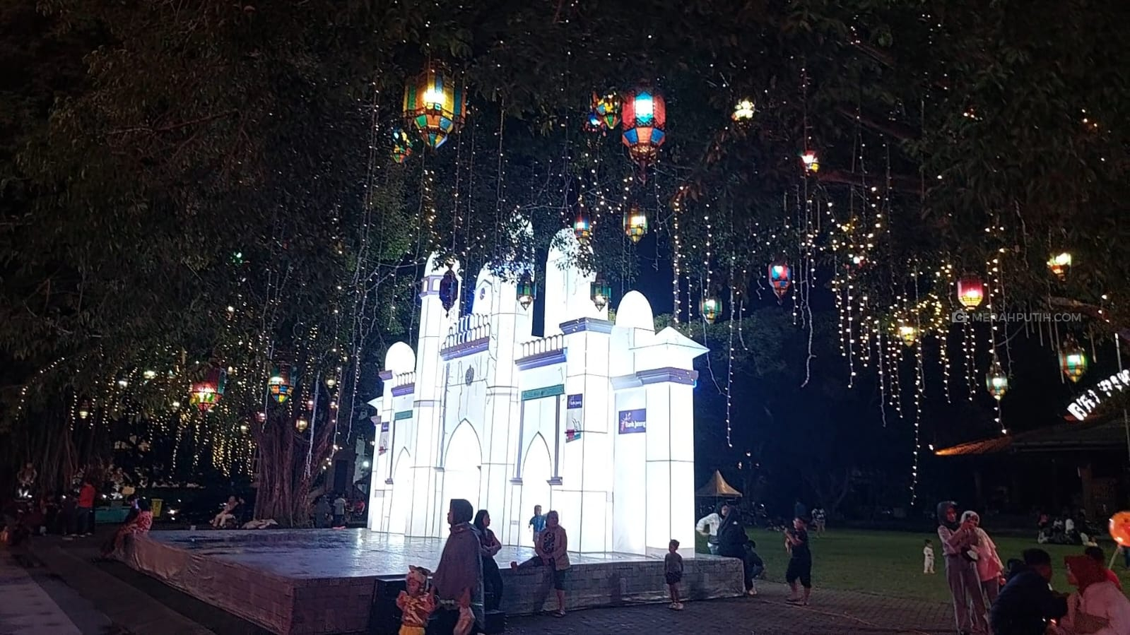 Lampion Miniatur Masjid Agung Keraton Solo Meriahkan Ramadan