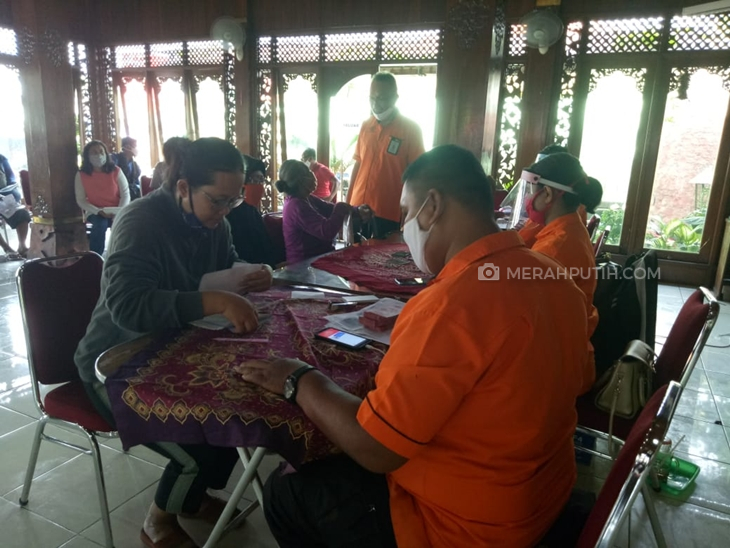 Petugas kantor Pos induk Solo menyalurkan BST di kantor kelurahan, Senin (6/7). (MP/Ismail)