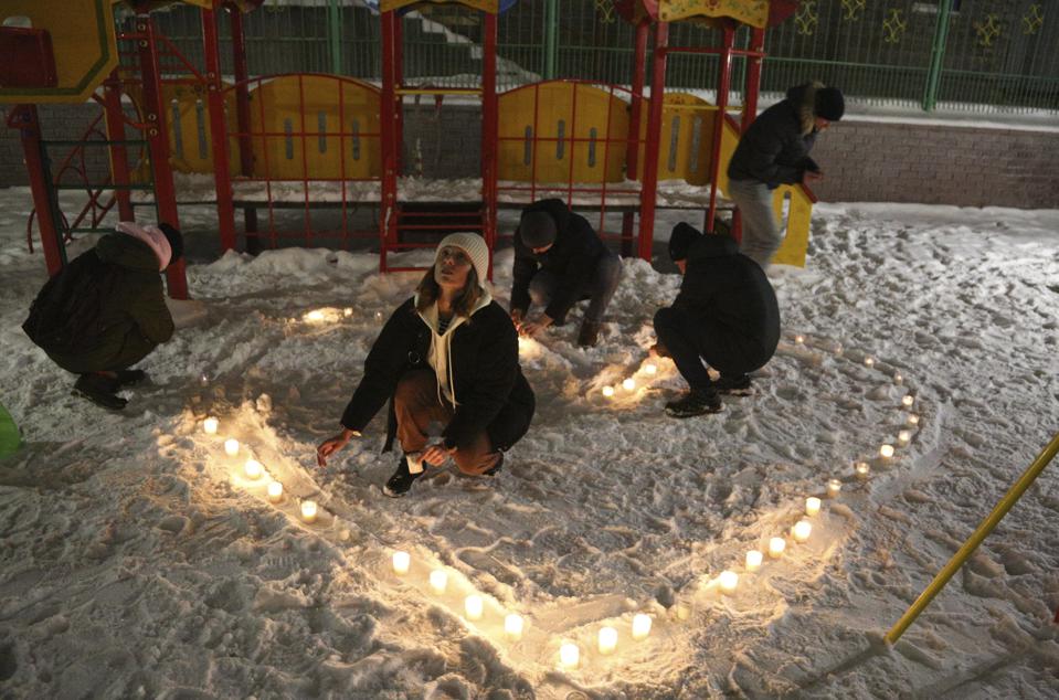 Orang-orang di Siberian city of Omsk, Rusia membuat hati dari lilin untuk mendukung Navalny. (Foto Forbes)