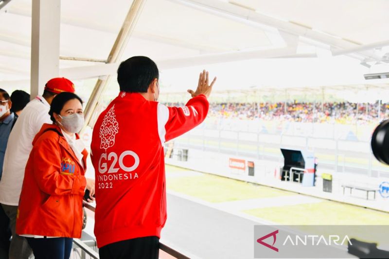 Ketua DPR RI Puan Maharani (kiri) bersama Presiden RI Joko Widodo (kanan) ketika menyaksikan ajang MotoGP di Sirkuit Pertamina Mandalika di Lombok Tengah, Nusa Tenggara Barat (NTB), Minggu (20/3/2022). ANTARA/HO-DPR RI