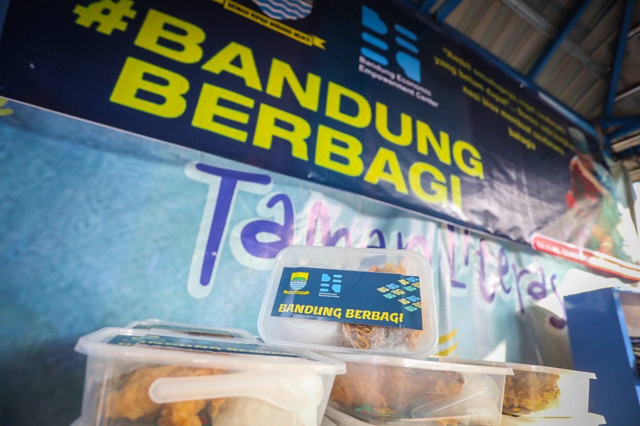 Pembagian makanan Bandung Berbagi. (Humas Bandung)