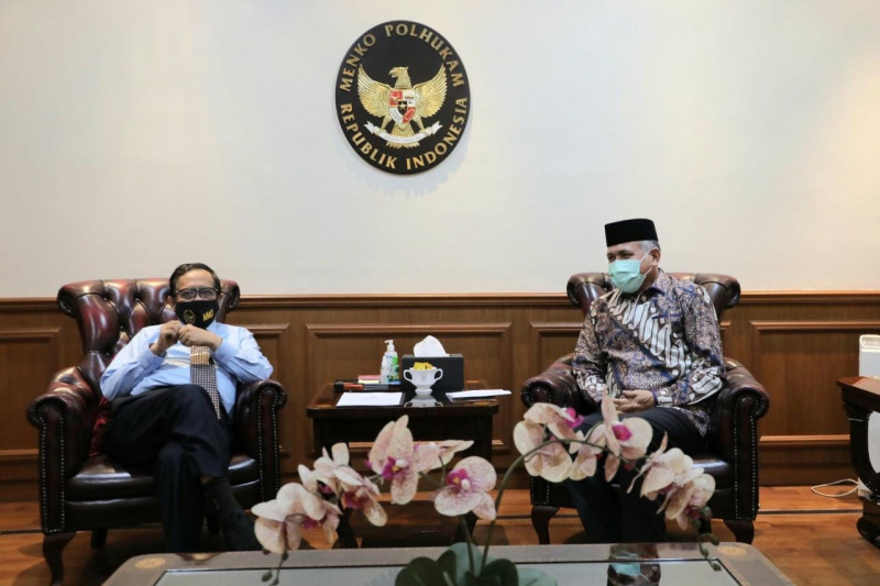 Gubernur Aceh Nova Iriansyah saat melakukan pertemuan dengan Menko Polhukam Mahfud MD, di Kantor Kemenko Polhukam, ?Jalan Medan Merdeka Barat, Jakarta? Pusat. ANTARA/HO/Humas Pemerintah Aceh