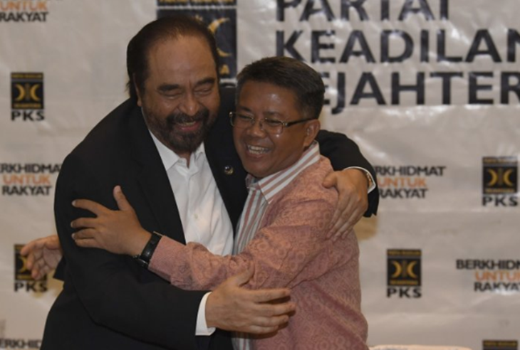 Ketua Umum Partai Nasional Demokrat (Nasdem) Surya Paloh (kiri) berpelukan dengan Presiden Partai Keadilan Sejahtera (PKS) Sohibul Iman. ANTARA FOTO/Puspa Perwitasari
