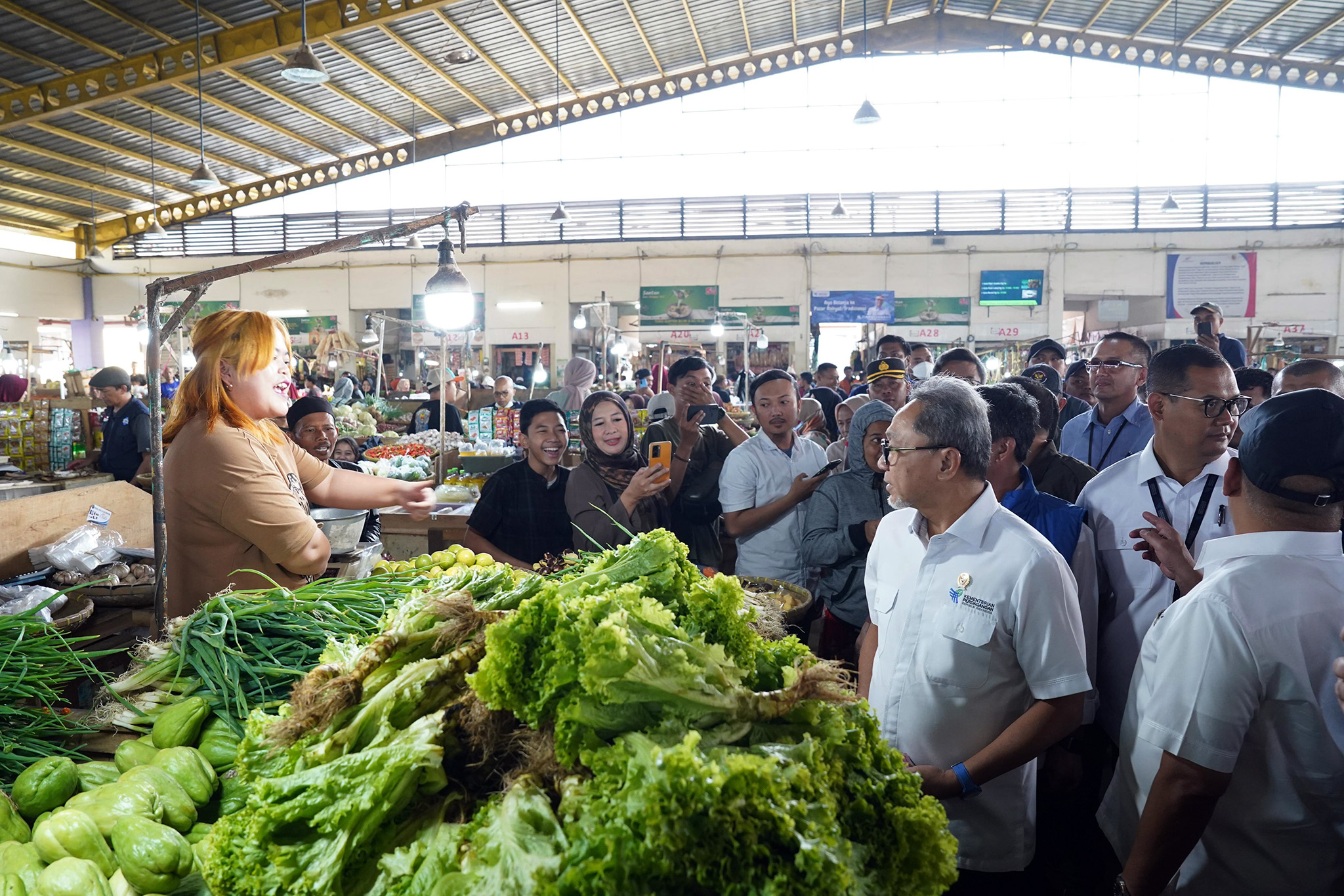 Zulhas Klaim Harga Bahan Pokok Cenderung Turun di Bandung
