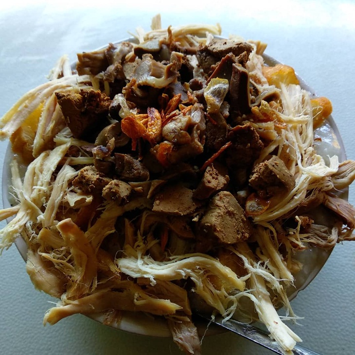Bubur dengan suiran ayam dan potongan hati ayam khas Bubur Gibas. (Foto: instagram.com/earthworms_jims)