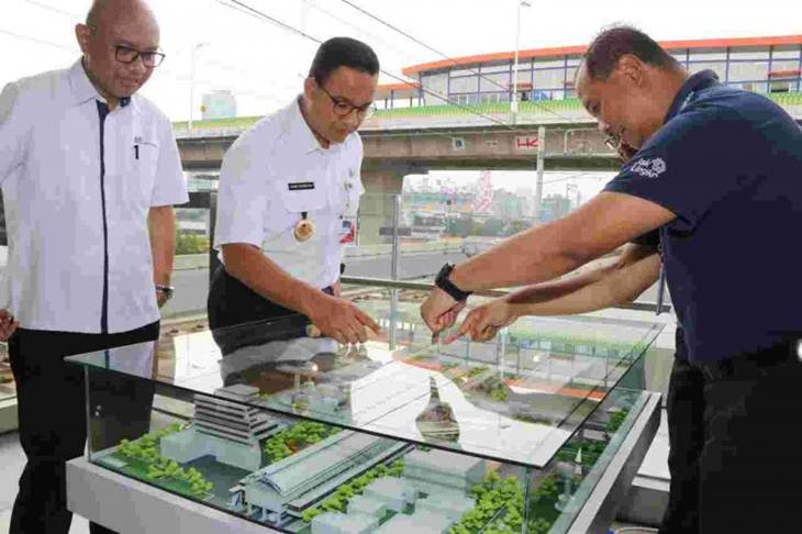 Gubernur DKI Jakarta Anies Baswedan (tengah) bersama Dirut MRT Jakarta William Sabandar (kiri) dan Dirut Transjakarta Agung Wicaksono (kanan) melihat maket rencana pembangunan integrasi Halte Transjakarta CSW dan Stasiun MRT Asean, Kebayoran Baru, Jakarta, Rabu (22/1/2020). (Antara/Dok. Humas DKI/Ricky Prayoga)