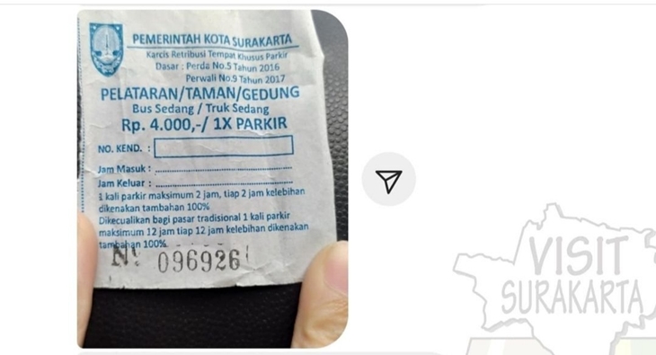 Viral karcis parkir mahal dikeluhkan warga. (MP/@visitsurakarta)