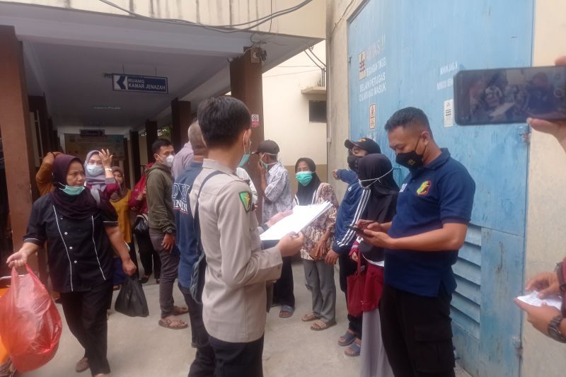 Petugas Kepolisian Serang mencatat korban kecelakaan odong-odong yang meninggal dunia di RSUD dr Drajat Prawiranegara Kota Serang. ANTARA/Mansur