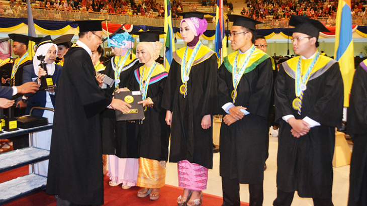 Lempar Toga Wisudawan, Rektor Unair Bikin Kaget Para Mahasiswa