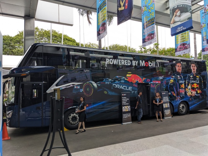 Mobil Lubricants Hadikan Pengalaman Balapan F1 lewat Mobil1 Bus
