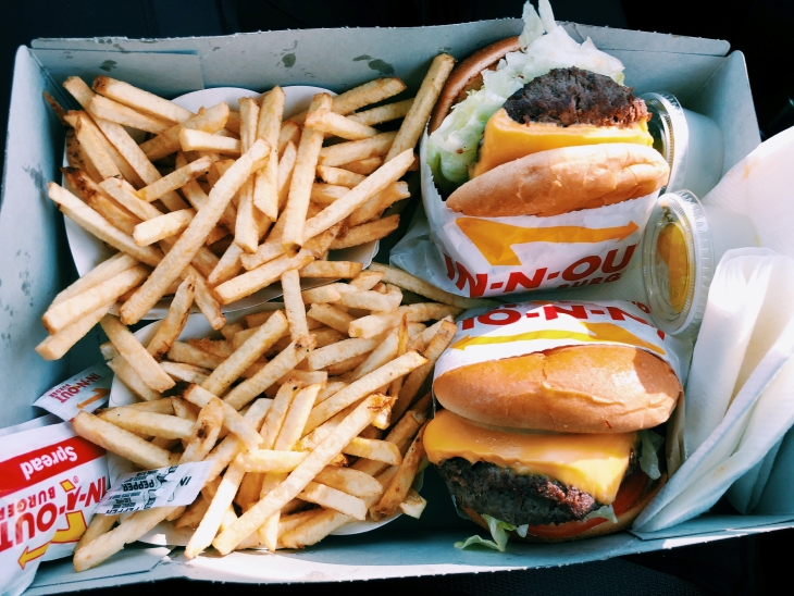 Hal ini dapat mengakibatkan obesitas. (Foto: Unsplash/Ashley Green)