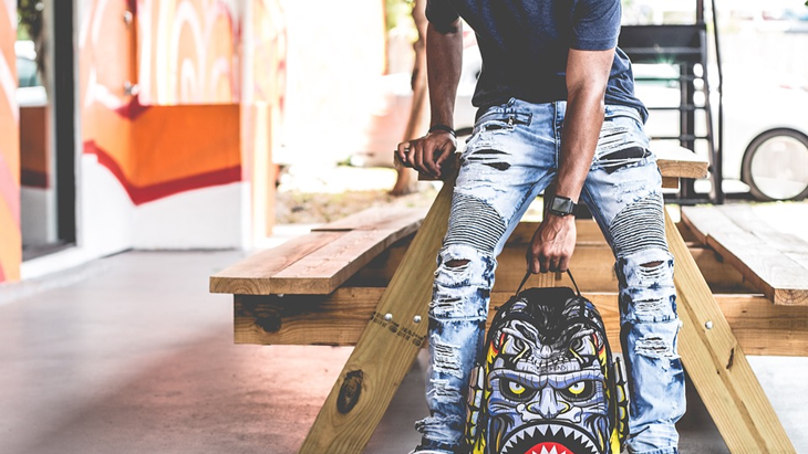 Ripp jeans dipadu kaos. (Pixabay/ StockSnap)