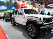 Jeep Pamer Ketangguhan Wrangler dan Gladiator di IIMS 2026 Demi Manjakan Pencinta Adrenalin