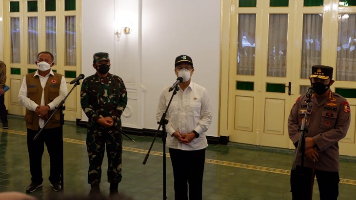 Menteri Kesehatan Budi Gunawan Sadikin (kedua kanan)saat kunjungan kerja dalam rangka melihat penanganan COVID-19 di Yogyakarta, Sabtu (17/07) sore. (Foto: Humas Pemprov DIY)