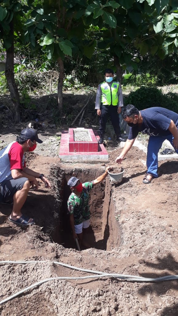 Warga menyiapkan makam untuk pemakaman PDP Covid-19 yang meninggal setelah mengikuti Ijtima Ulama Gowa, Minggu (12/4). (MP/Ismail)