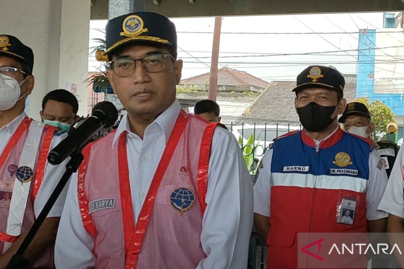 Menteri Perhubungan (Menhub) Budi Karya Sumadi saat jumpa pers di Stasiun Cicurug saat menjajal Jalur KA Bogor-Sukabumi dari Stasiun Paledang Kota Bogor, Minggu (3/4/2022).