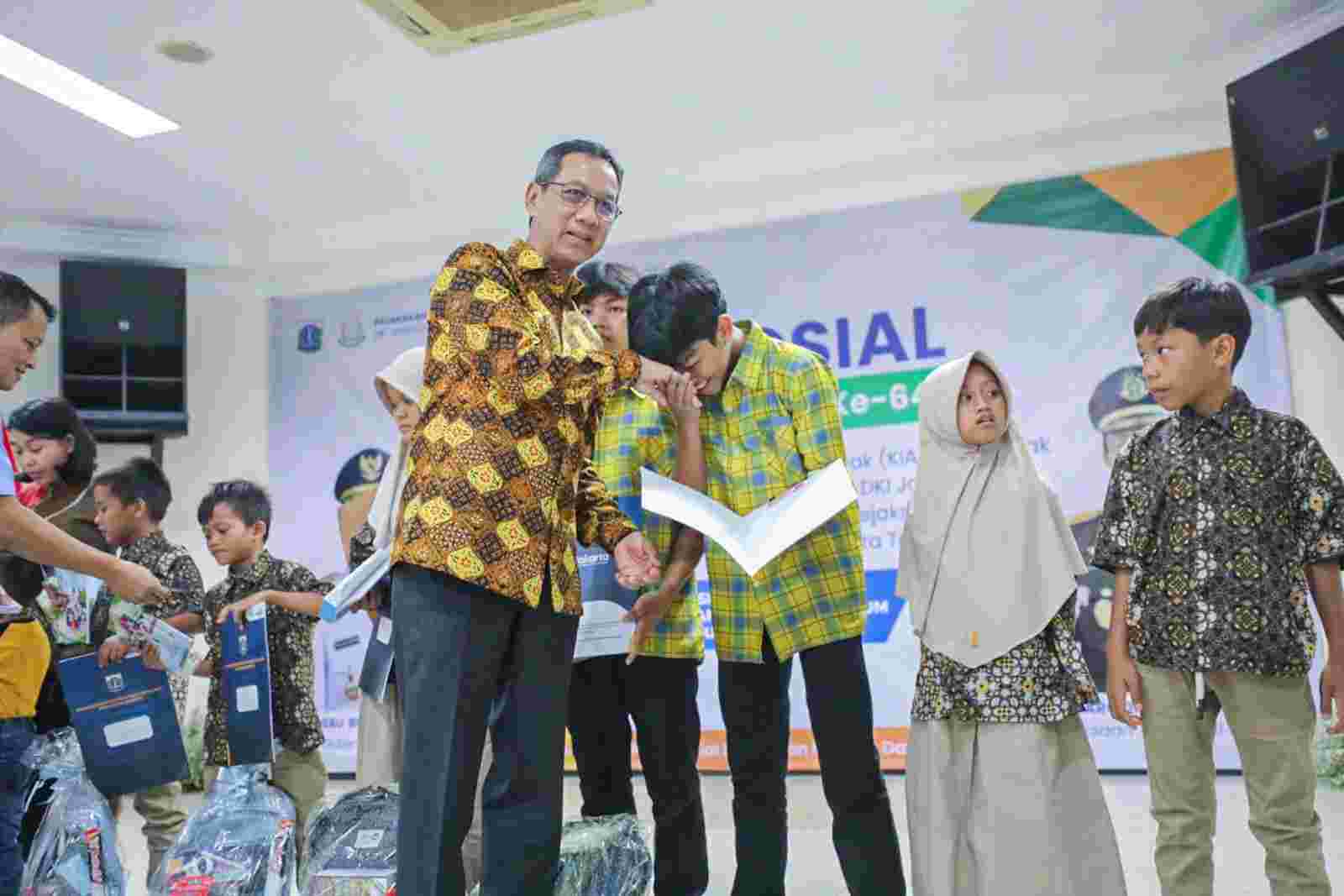 Pemprov DKI Serahkan KIA untuk Anak Asuh Panti Sosial