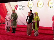 Puan Kenakan Kebaya Kutubaru dan Batik Motif Semen Rama