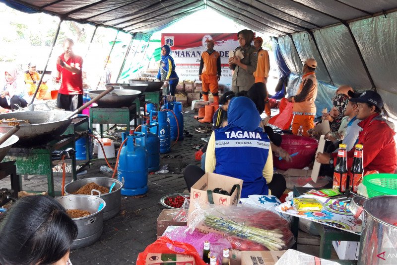 Para relawan menyiapkan logistik siap saji untuk para korban terdampak banjir di wilayah Jakarta Barat, Kamis (2/1/2020). (ANTARA/Muhammad Zulfikar)